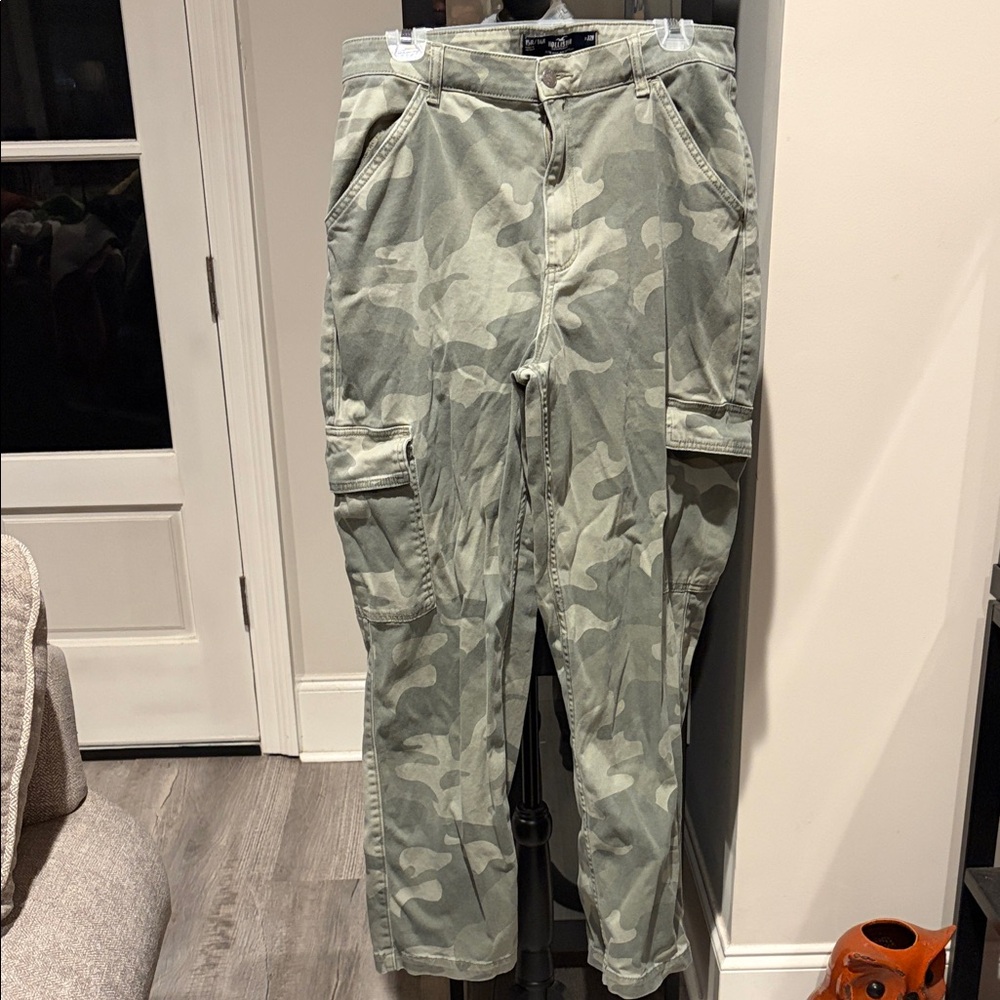 Women’s Hollister Camouflage Cargo Pants